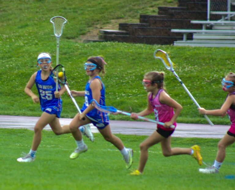 Dawgs Girls lacrosse club player on fast break